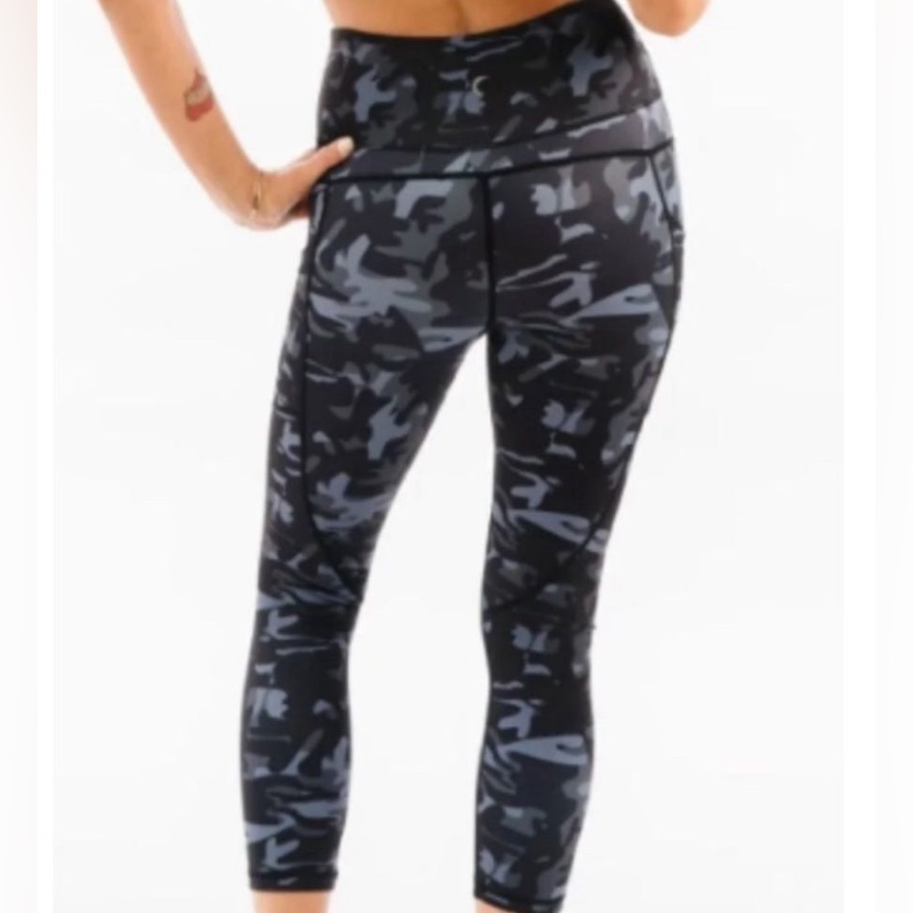 Zyia Active camo leggings women’s size 8-10 EUC Blue Grey